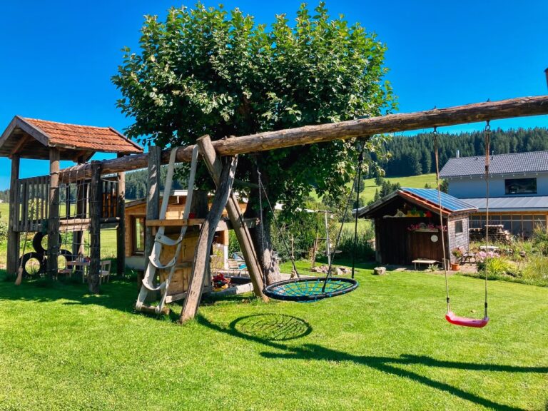 Spielplatz mit Matschküche und Sandkasten