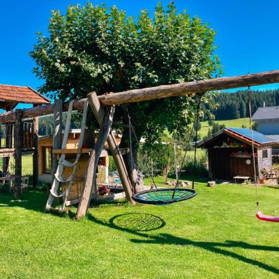 Spielplatz mit Matschküche und Sandkasten
