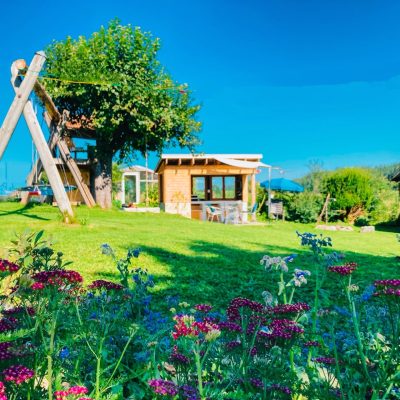 Garten mit Spielplatz und Outdoorküche