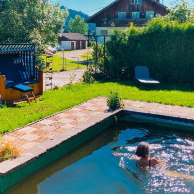 Schwimmteich mit Strandkorb